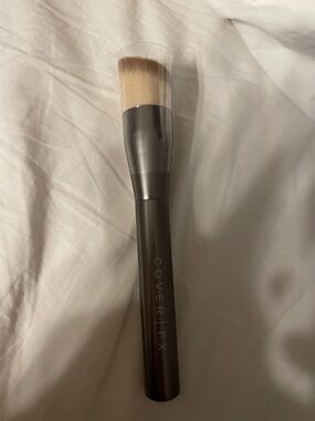 COVER FX Foundation Brush with Taupe Handle and Beige Bristles
